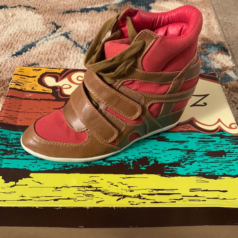 Sneaker wedge shoe